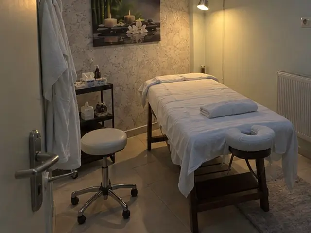 Tabure ve malzeme arabasıyla hazırlanmış masaj odası — Alibeyköy, Masaj Salonun
