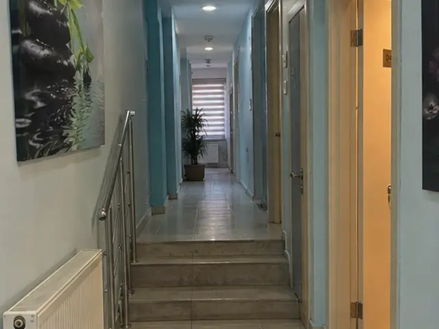 Açık renk koridor ve odalara çıkan merdiven — Alibeyköy, Masaj Salonun